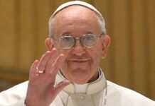 Après Twitter, le pape François débarque sur Facebook !