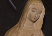 La statue de la vierge s’illumine chez un couple de retraités, 500 personnes ont vu le miracle ! La statue de la vierge s’illumine chez un couple de retraités, 500 personnes ont vu le miracle !