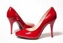 Conduire en talons hauts est contraire à la loi ! Conduire en talons hauts est contraire à la loi !