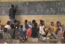 RDC: des élèves obligés de fabriquer des briques pour des écoles