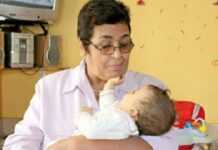 Aïcha Ech Chena avec un enfant