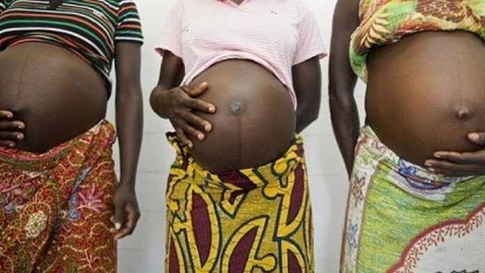 Les ventres de femmes enceintes
