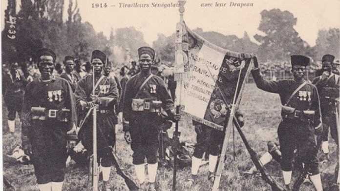 1914 Tirailleurs sénégalais avec leur drapeau