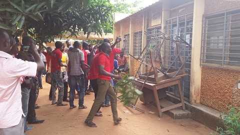Les étudiants syndiqués ont bloqué le laboratoire pédagogique, lieu des inscriptions pour l'Université d'Adjarra, à l'Ecole normal supérieure de Porto Novo Les étudiants syndiqués ont bloqué le laboratoire pédagogique, lieu des inscriptions pour l'Université d'Adjarra, à l'Ecole normal supérieure de Porto Novo