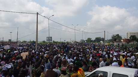 La foule s'est rassemblée devant la préfecture de Porto Novo