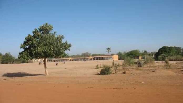 Vue devant l'école