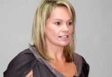 Afrique du Sud : critiques contre l’ex-assistante de Mandela après des tweets jugés racistes Afrique du Sud : critiques contre l’ex-assistante de Mandela après des tweets jugés racistes