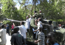 Burundi : la foule fraternise avec les militaires
