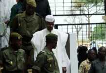 Sénégal : emmené de force à son procès, Hissène Habré lève le poing et glorifie Dieu