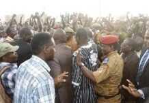 Burkina Faso : « Je vais tenir ferme », assure Isaac Zida burkina_zida_foule.jpg