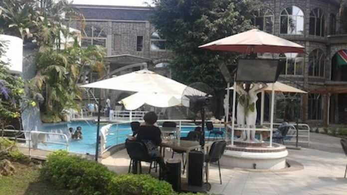 La piscine et l'extension de l'hôtel Saphir