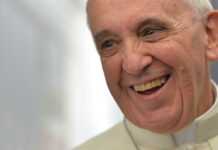 Le pape François chaleureusement accueilli en Ouganda