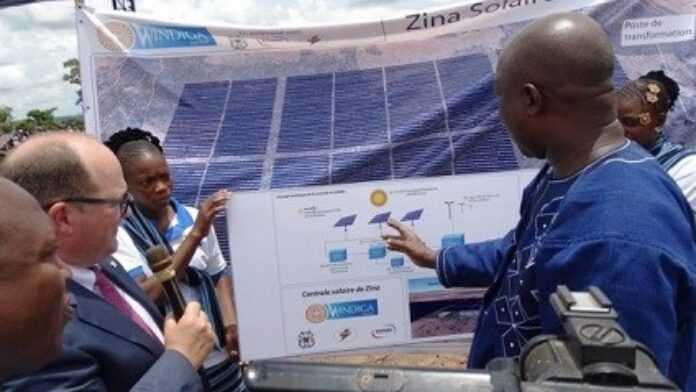 le-premier-ministre-paul-kaba-thieba-se-fait-brieffer-sur-le-projet-de-la-centrale-solaire-de-windiga-energie-692x360.jpg