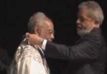 CIAD II : Le Président du Sénégal propose un bloc économique et culturel pour l’Afrique et sa Diaspora Abdias do Nascimento recevant la médaile des mains du Président Lula