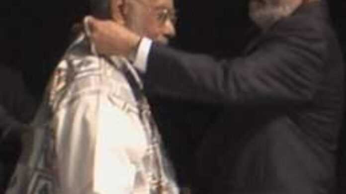 Abdias do Nascimento recevant la médaile des mains du Président Lula