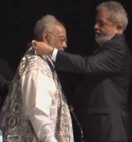 Abdias do Nascimento recevant la médaile des mains du Président Lula Abdias do Nascimento recevant la médaile des mains du Président Lula