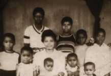 La famille Kabila. Leur mère Sifa Mahanya au centre, les jumeaux Joseph et Jaynet en haut à droite