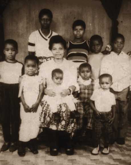 La famille Kabila. Leur mère Sifa Mahanya au centre, les jumeaux Joseph et Jaynet en haut à droite La famille Kabila. Leur mère Sifa Mahanya au centre, les jumeaux Joseph et Jaynet en haut à droite