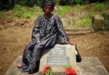 Cameroun : le rite de veuvage, c’est quoi au juste ? Une femme assise sur une tombe