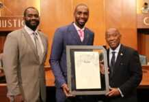 La ville de Houston honore le basketteur Mbah a Moute La ville de Houston honore le basketteur Mbah a Moute