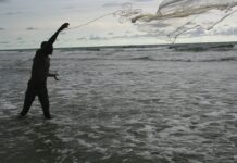 Un Diola pratiquant la pêche au filet en bord de mer à Boucotte (Casamance, Sénégal) par Olivier Keita @wiki common