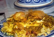 Rfissa ou poulet en sauce à la marocaine sur lit de galettes feuilletées Rfissa ou poulet en sauce à la marocaine sur lit de galettes feuilletées
