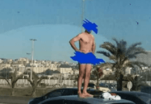 Algérie : il se met tout nu sur le toit de sa voiture !