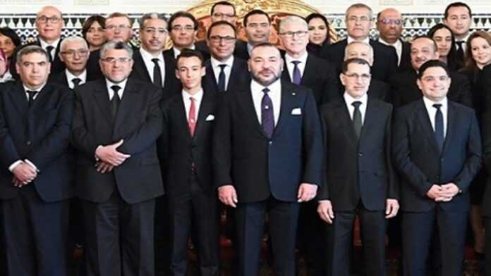 Le roi du Maroc, Mohammed VI, et son gouvernement