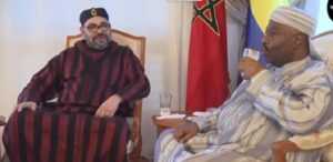 Mohammed VI lors d'une visite à  Ali Bongo, en convalescence au Maroc