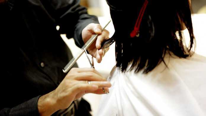 Coupe de cheveux chez un coiffeur