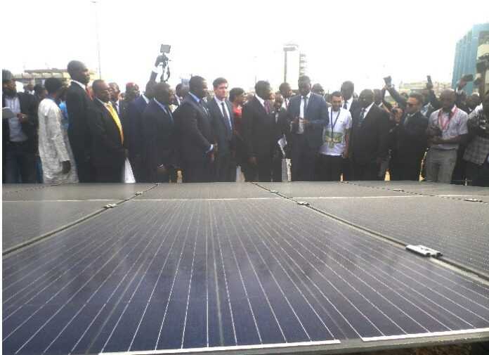 panneaux solaires photovoltaïques a l'aéroport de Douala