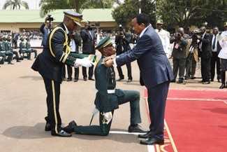 remise insigne P Biya