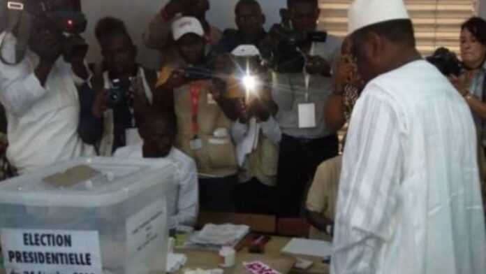 Le Président sortant, Macky Sall, lors de son vote, à fatick