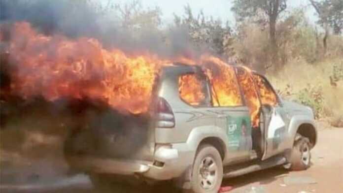 Le bus des journalistes accompagnant le convoi du PUR en feu