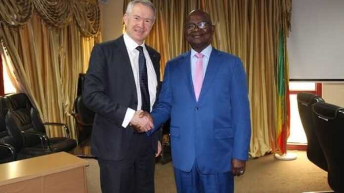 Le Greffier de la CPI Peter Lewis rencontre le Ministre de la Justice Tiéna Coulibaly © Ministère de la Justice du Mali