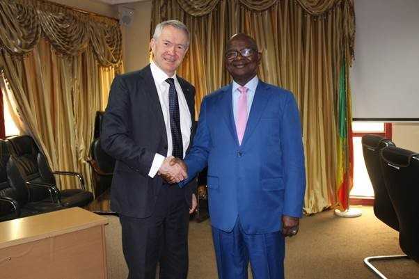 Le Greffier de la CPI Peter Lewis rencontre le Ministre de la Justice Tiéna Coulibaly © Ministère de la Justice du Mali