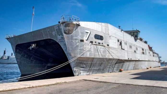 Le navire USNS Carson City