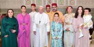 La famille de Mohammed VI, avec le Pape François, sans Lalla Salma