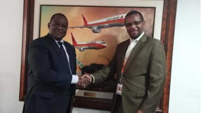 De gauche à droite : Le Secrétaire général de l’AFRAA, Mr. Abdérahmane Berthé, et le Directeur général de TAAG Angola Airlines, Mr. Rui Carreira, dans les locaux du siège de TAAG Angola Airlines en Angola