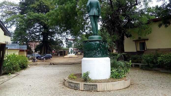 Statut au Musée national de Sandervalia à Conakry Aboubacarkhoraa