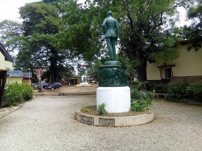 Statut au Musée national de Sandervalia à Conakry Aboubacarkhoraa