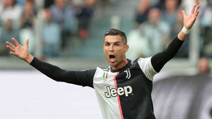 Cristiano Ronaldo rate complètement son coup-franc face à Bologne et envoie la balle vers les cieux. Regardez !