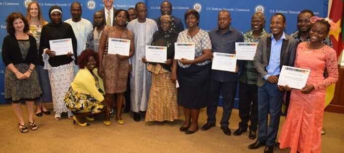 L’Ambassadeur des États-Unis au Cameroun a offert des subventions pour aider les communautés locales