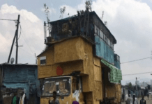 Ethiopie : il construit sa maison sur un… camion mobile ! (vidéo) Ethiopie : il construit sa maison sur un… camion mobile ! (vidéo)