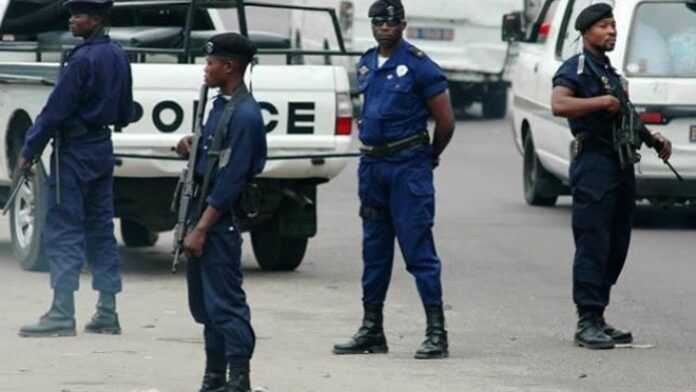 Les images d'un policier embarquant de force un enfant de 8 ans choquent en  Afrique