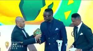 Kodjovi Obilalé recevant son trophée spécial aux CAF Awards