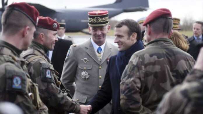 Le Président français Emmanuel Macron saluant les troupes françaises