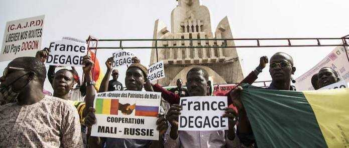 Pau, France : des manifestants réclament le départ de l'armée française du Sahel
