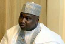 Nigeria, « J’ai affaire à quatre femmes » : un député accompagné par ses 4 épouses au Parlement crée le tollé Nigeria, « J’ai affaire à quatre femmes » : un député accompagné par ses 4 épouses au Parlement crée le tollé