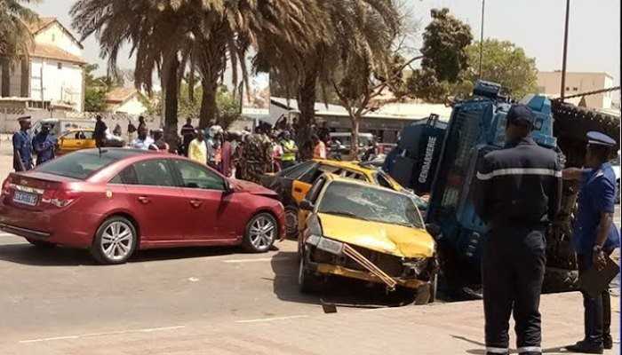 Sénégal : un blindé de la gendarmerie pulvérise plusieurs voitures (vidéos)
